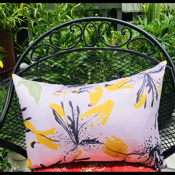 Outdoor& Indoor, ‘ Asiatic Beauty’, Pillow. - Picture 3 of 7